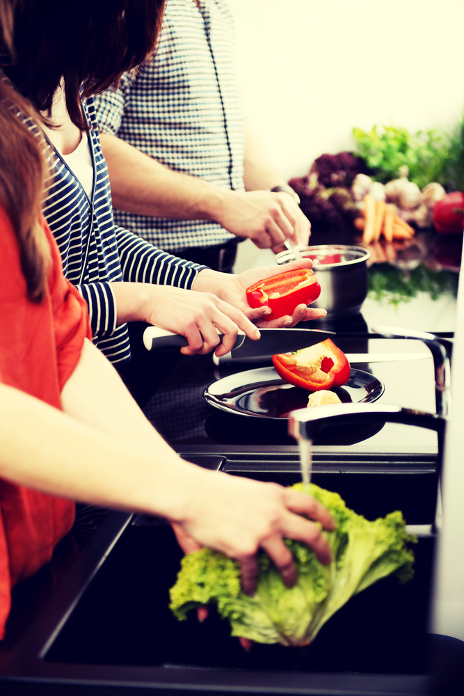 Brother,And,Sisters,Cooking,Meal,Together,At,Home.